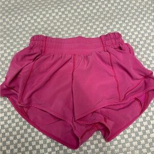 lululemon hotty hot shorts 2.5”